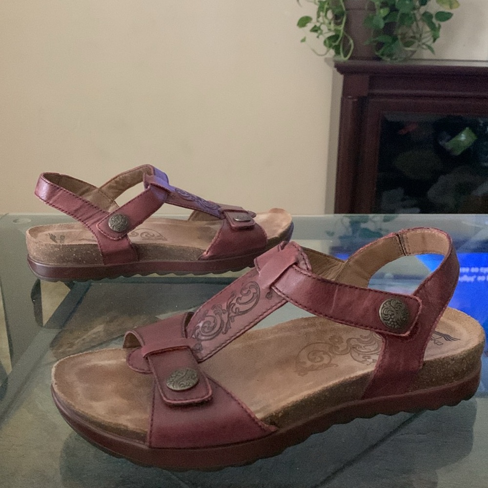 SOLD*.       DANSKO Pasha Leather Comfort Sandals - Size 7.5-8